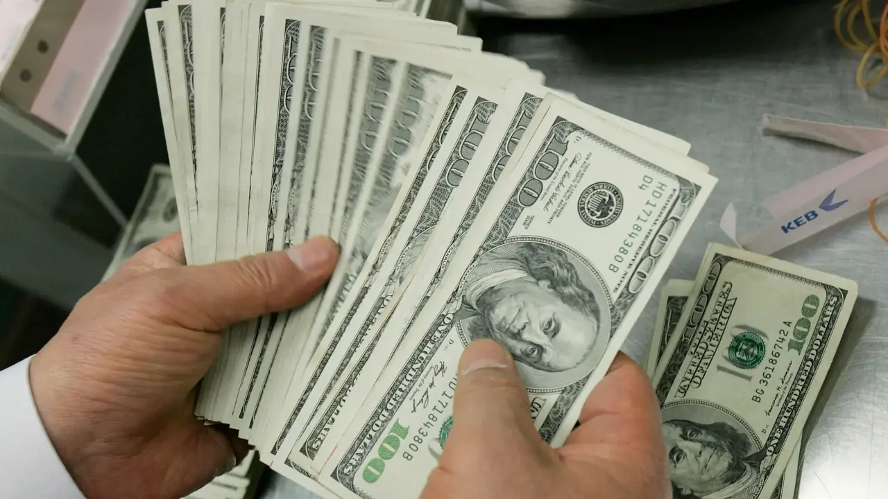 تأثير السيولة الحكومية المرتقبة على سعر الدولار مقابل الدينار في السوق الموازية